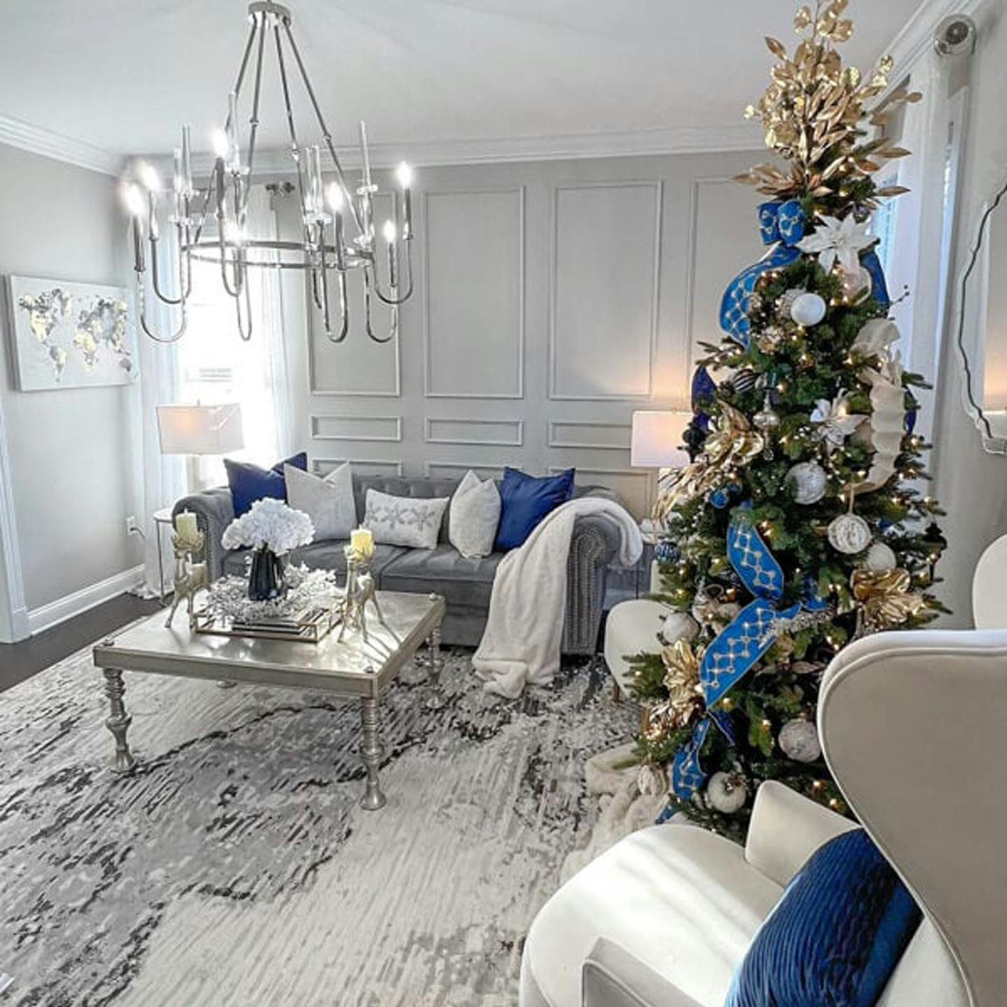 MojisStyle's living room decorated for the holidays